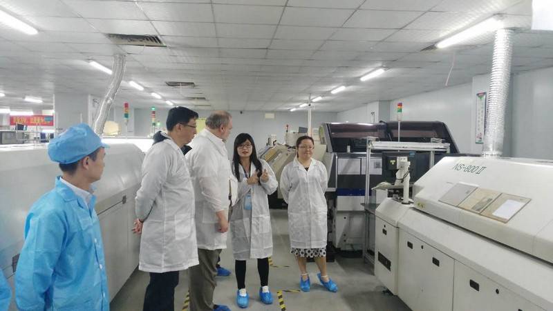 欢迎我们的合作伙伴英特尔参观华科智能工厂并就产品部署进行分享交谈